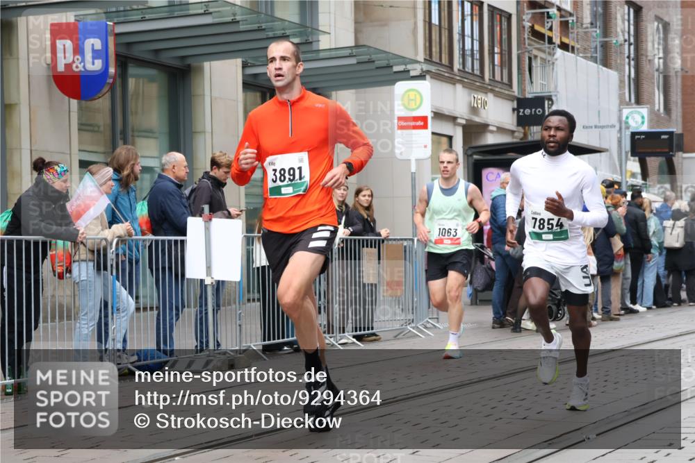 05.10.2025 - 20. swb-Marathon Bremen Strokosch-Dieckow http://msf.ph/oto/9294364 05.10.2025 12:50:39 Ziel 426, 569, 746, 908, 1063, 1070, 1372, 1928, 2253, 3198, 3891, 7854, 426, 569, 746, 908, 1063, 1070, 1372, 1928, 2253, 3198, 3891, 7854 meine-sportfotos.de