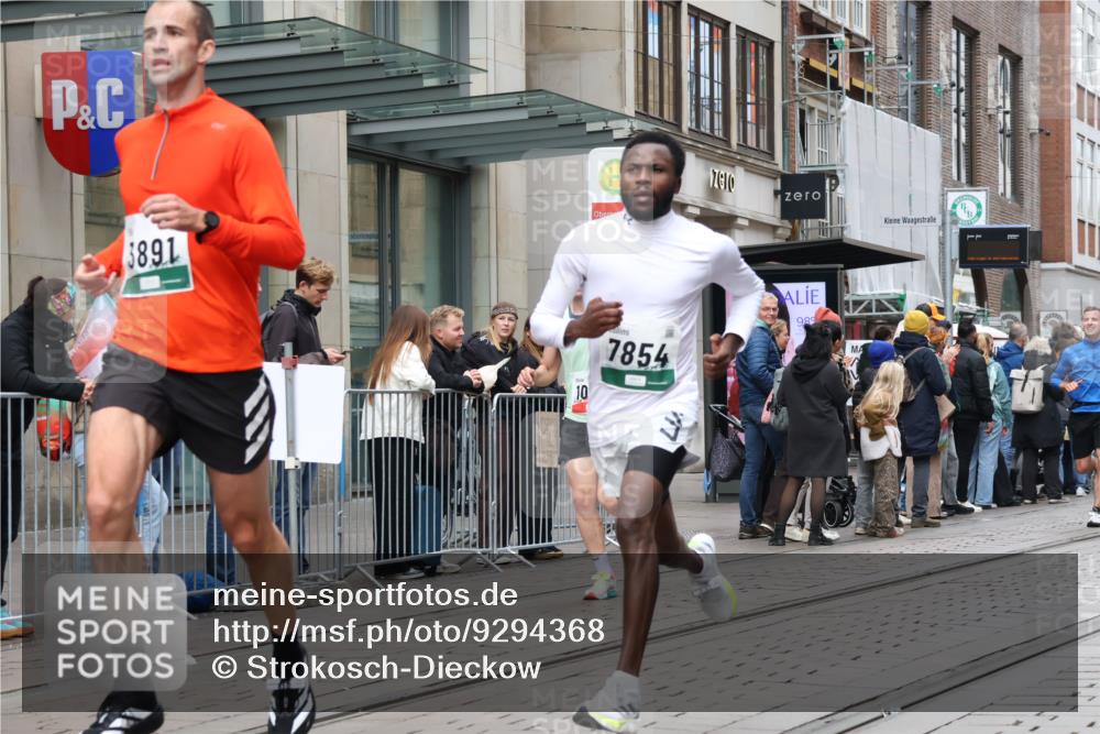 05.10.2025 - 20. swb-Marathon Bremen Strokosch-Dieckow http://msf.ph/oto/9294368 05.10.2025 12:50:40 Ziel 426, 569, 746, 908, 1063, 1070, 1372, 1928, 2253, 3198, 3891, 426, 569, 746, 908, 1063, 1070, 1372, 1928, 2253, 3198, 3891 meine-sportfotos.de