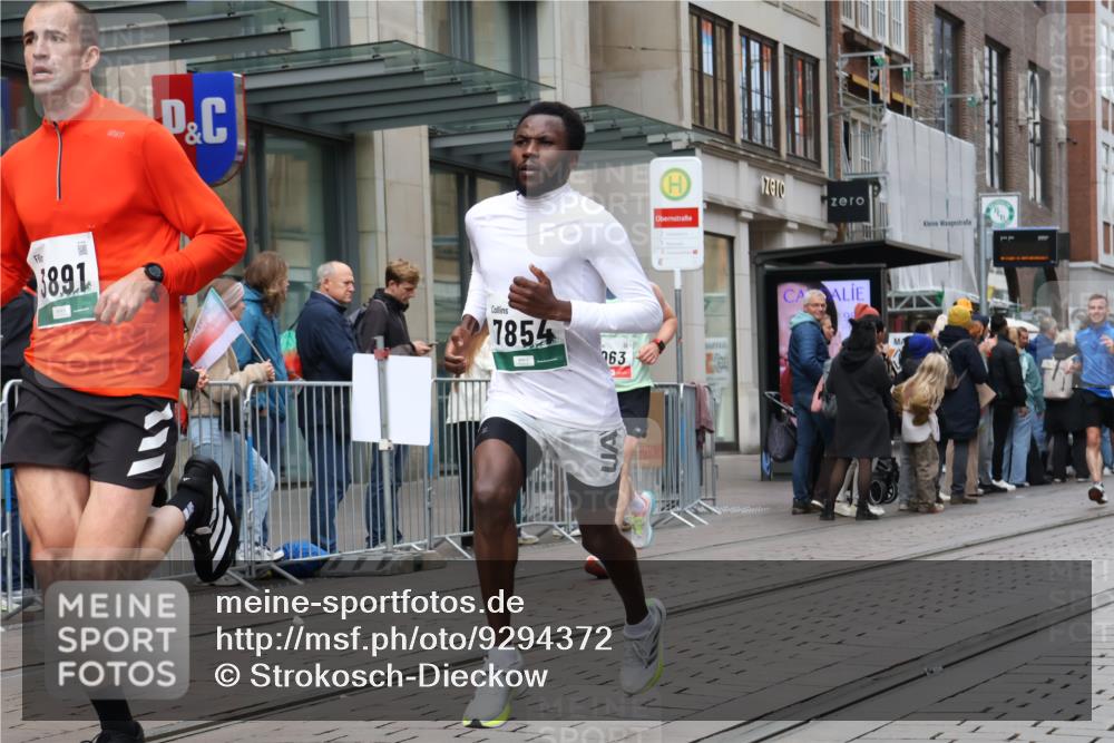 05.10.2025 - 20. swb-Marathon Bremen Strokosch-Dieckow http://msf.ph/oto/9294372 05.10.2025 12:50:40 Ziel 426, 569, 746, 908, 1063, 1070, 1372, 1928, 2253, 3198, 3891, 426, 569, 746, 908, 1063, 1070, 1372, 1928, 2253, 3198, 3891 meine-sportfotos.de