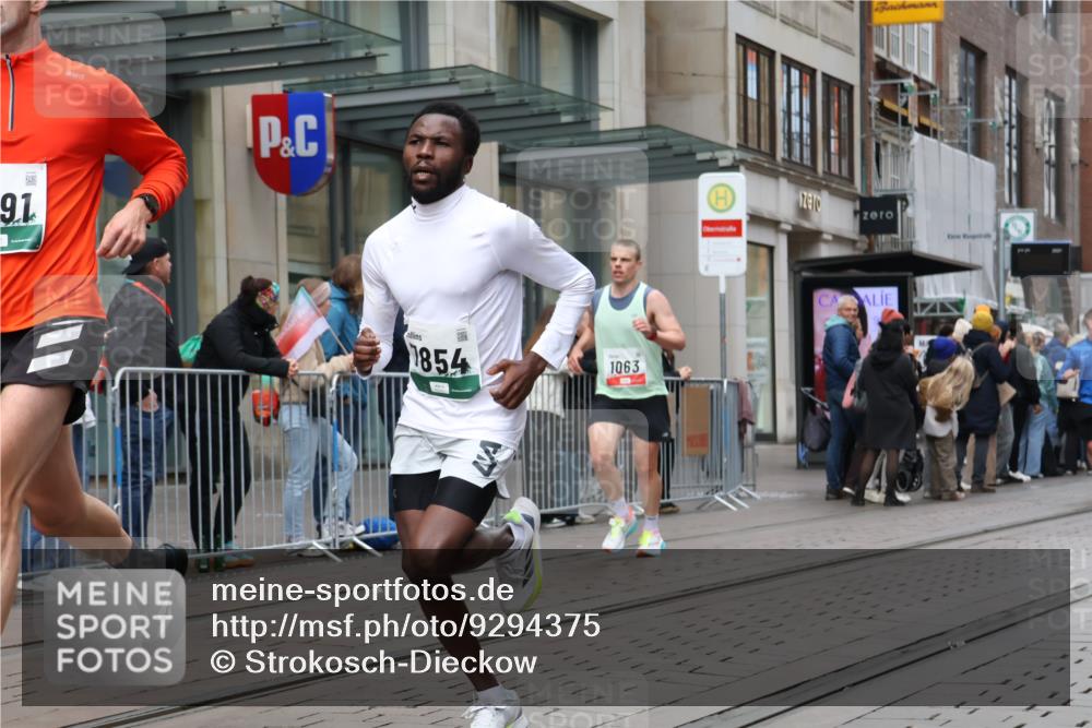 05.10.2025 - 20. swb-Marathon Bremen Strokosch-Dieckow http://msf.ph/oto/9294375 05.10.2025 12:50:40 Ziel 426, 569, 746, 908, 1063, 1070, 1372, 1928, 2253, 3198, 3891, 426, 569, 746, 908, 1063, 1070, 1372, 1928, 2253, 3198, 3891 meine-sportfotos.de