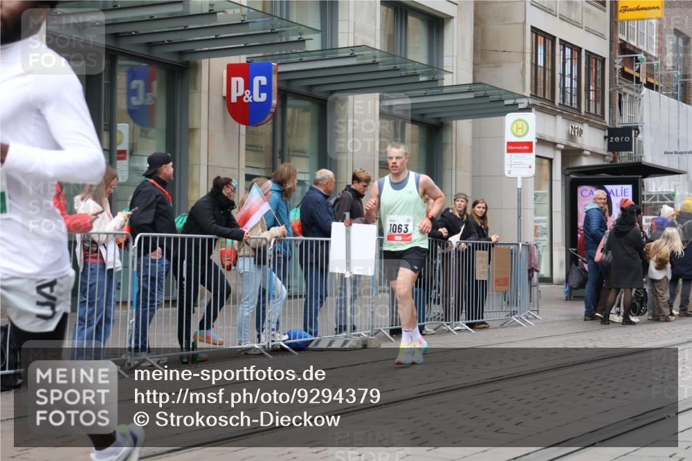05.10.2025 - 20. swb-Marathon Bremen Strokosch-Dieckow http://msf.ph/oto/9294379 05.10.2025 12:50:41 Ziel 426, 569, 746, 908, 1063, 1070, 1372, 1928, 2253, 3198, 3891, 426, 569, 746, 908, 1063, 1070, 1372, 1928, 2253, 3198, 3891 meine-sportfotos.de