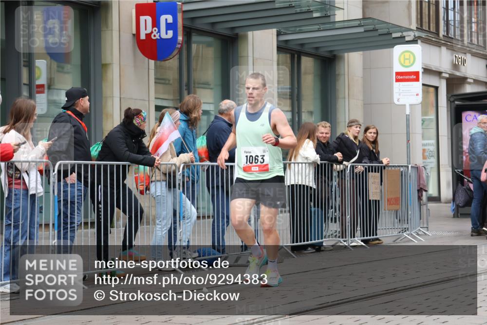 05.10.2025 - 20. swb-Marathon Bremen Strokosch-Dieckow http://msf.ph/oto/9294383 05.10.2025 12:50:41 Ziel 426, 569, 746, 908, 1063, 1070, 1372, 1928, 2253, 3198, 3891, 426, 569, 746, 908, 1063, 1070, 1372, 1928, 2253, 3198, 3891 meine-sportfotos.de