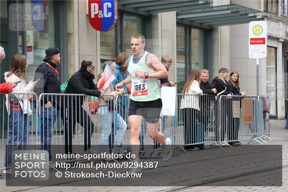 05.10.2025 - 20. swb-Marathon Bremen Strokosch-Dieckow http://msf.ph/oto/9294387 05.10.2025 12:50:41 Ziel 426, 569, 746, 908, 1063, 1070, 1372, 1928, 2253, 3198, 3891, 426, 569, 746, 908, 1063, 1070, 1372, 1928, 2253, 3198, 3891 meine-sportfotos.de