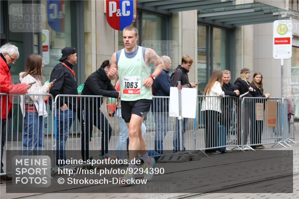 05.10.2025 - 20. swb-Marathon Bremen Strokosch-Dieckow http://msf.ph/oto/9294390 05.10.2025 12:50:41 Ziel 426, 569, 746, 908, 1063, 1070, 1372, 1928, 2253, 3198, 3891, 426, 569, 746, 908, 1063, 1070, 1372, 1928, 2253, 3198, 3891 meine-sportfotos.de