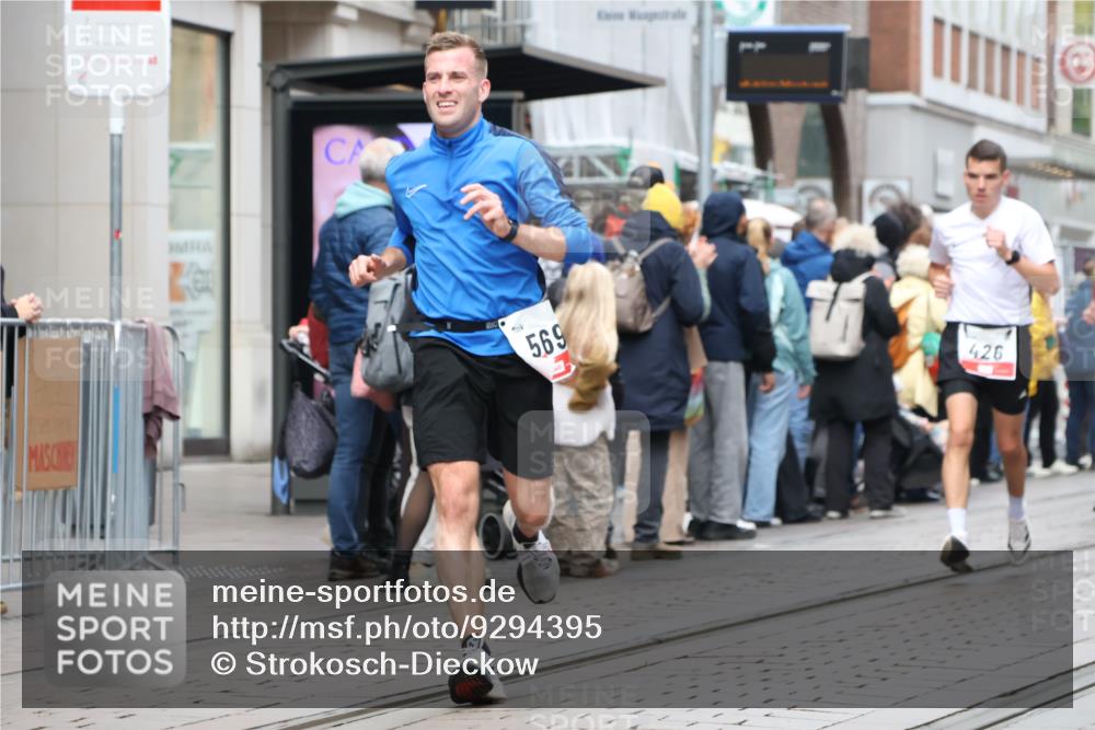 05.10.2025 - 20. swb-Marathon Bremen Strokosch-Dieckow http://msf.ph/oto/9294395 05.10.2025 12:50:43 Ziel 426, 569, 746, 908, 1063, 1070, 1372, 1928, 2253, 3198, 426, 569, 746, 908, 1063, 1070, 1372, 1928, 2253, 3198 meine-sportfotos.de