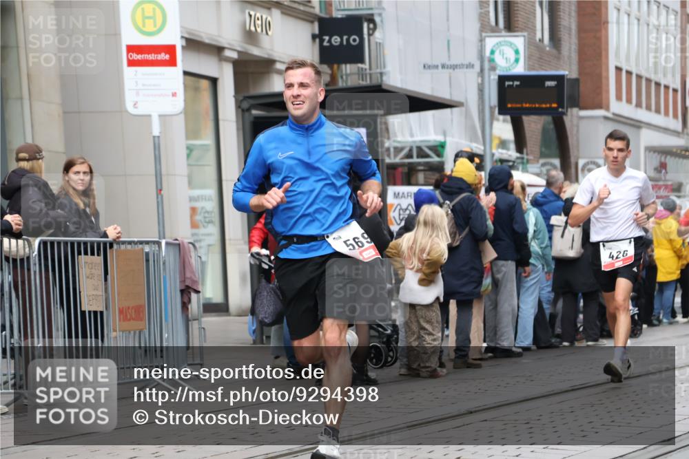 05.10.2025 - 20. swb-Marathon Bremen Strokosch-Dieckow http://msf.ph/oto/9294398 05.10.2025 12:50:43 Ziel 426, 569, 746, 908, 1063, 1070, 1372, 1928, 2253, 3198, 426, 569, 746, 908, 1063, 1070, 1372, 1928, 2253, 3198 meine-sportfotos.de