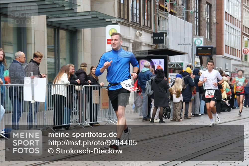 05.10.2025 - 20. swb-Marathon Bremen Strokosch-Dieckow http://msf.ph/oto/9294405 05.10.2025 12:50:44 Ziel 426, 569, 746, 908, 1063, 1070, 1372, 1928, 2253, 3198, 426, 569, 746, 908, 1063, 1070, 1372, 1928, 2253, 3198 meine-sportfotos.de