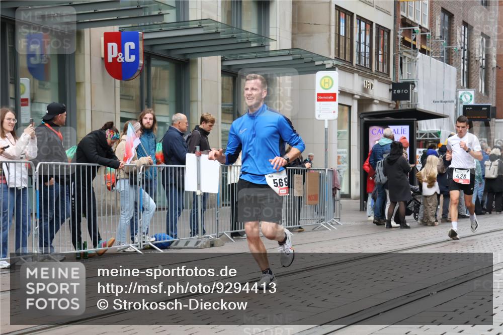 05.10.2025 - 20. swb-Marathon Bremen Strokosch-Dieckow http://msf.ph/oto/9294413 05.10.2025 12:50:44 Ziel 426, 569, 746, 908, 1063, 1070, 1372, 1928, 2253, 3198, 426, 569, 746, 908, 1063, 1070, 1372, 1928, 2253, 3198 meine-sportfotos.de