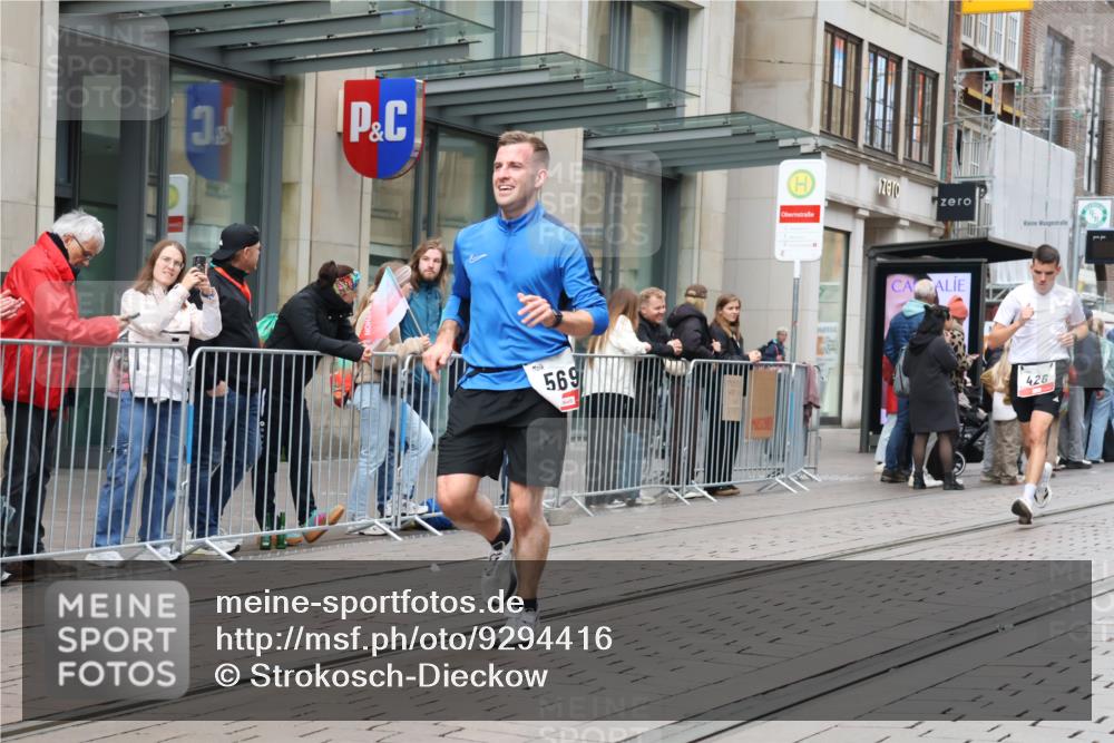 05.10.2025 - 20. swb-Marathon Bremen Strokosch-Dieckow http://msf.ph/oto/9294416 05.10.2025 12:50:45 Ziel 426, 569, 746, 908, 1063, 1070, 1372, 1928, 2253, 3198, 426, 569, 746, 908, 1063, 1070, 1372, 1928, 2253, 3198 meine-sportfotos.de