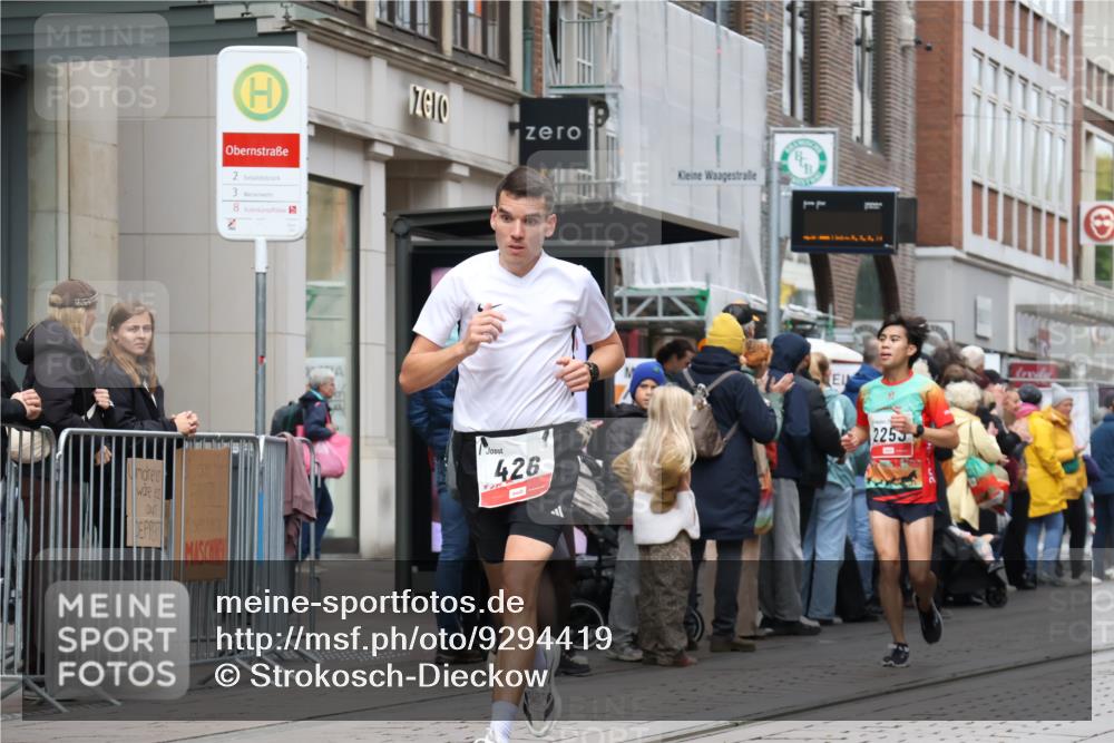 05.10.2025 - 20. swb-Marathon Bremen Strokosch-Dieckow http://msf.ph/oto/9294419 05.10.2025 12:50:45 Ziel 426, 569, 746, 908, 1063, 1070, 1372, 1928, 2253, 3198, 426, 569, 746, 908, 1063, 1070, 1372, 1928, 2253, 3198 meine-sportfotos.de