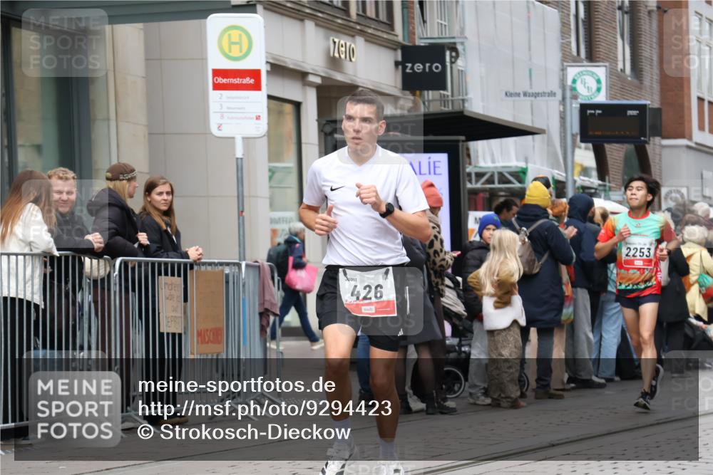 05.10.2025 - 20. swb-Marathon Bremen Strokosch-Dieckow http://msf.ph/oto/9294423 05.10.2025 12:50:46 Ziel 369, 426, 569, 746, 1063, 1070, 1372, 1928, 2253, 3198, 369, 426, 569, 746, 1063, 1070, 1372, 1928, 2253, 3198 meine-sportfotos.de