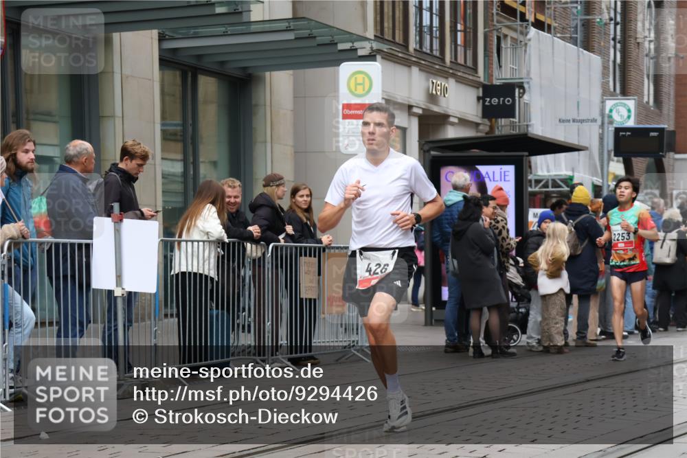 05.10.2025 - 20. swb-Marathon Bremen Strokosch-Dieckow http://msf.ph/oto/9294426 05.10.2025 12:50:46 Ziel 369, 426, 569, 746, 1063, 1070, 1372, 1928, 2253, 3198, 369, 426, 569, 746, 1063, 1070, 1372, 1928, 2253, 3198 meine-sportfotos.de
