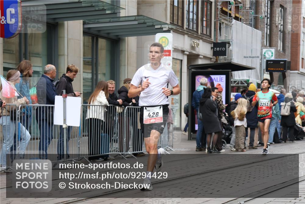 05.10.2025 - 20. swb-Marathon Bremen Strokosch-Dieckow http://msf.ph/oto/9294429 05.10.2025 12:50:46 Ziel 369, 426, 569, 746, 1063, 1070, 1372, 1928, 2253, 3198, 369, 426, 569, 746, 1063, 1070, 1372, 1928, 2253, 3198 meine-sportfotos.de