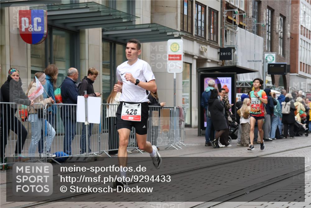05.10.2025 - 20. swb-Marathon Bremen Strokosch-Dieckow http://msf.ph/oto/9294433 05.10.2025 12:50:46 Ziel 369, 426, 569, 746, 1063, 1070, 1372, 1928, 2253, 3198, 369, 426, 569, 746, 1063, 1070, 1372, 1928, 2253, 3198 meine-sportfotos.de