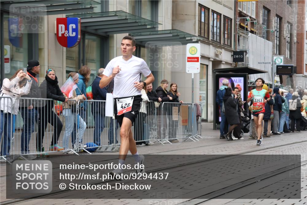 05.10.2025 - 20. swb-Marathon Bremen Strokosch-Dieckow http://msf.ph/oto/9294437 05.10.2025 12:50:47 Ziel 369, 426, 569, 746, 1063, 1070, 1372, 1928, 2253, 3198, 369, 426, 569, 746, 1063, 1070, 1372, 1928, 2253, 3198 meine-sportfotos.de