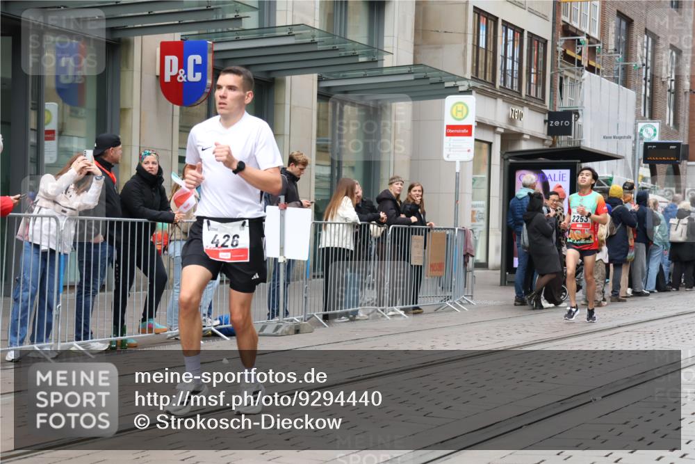 05.10.2025 - 20. swb-Marathon Bremen Strokosch-Dieckow http://msf.ph/oto/9294440 05.10.2025 12:50:47 Ziel 369, 426, 569, 746, 1063, 1070, 1372, 1928, 2253, 3198, 369, 426, 569, 746, 1063, 1070, 1372, 1928, 2253, 3198 meine-sportfotos.de