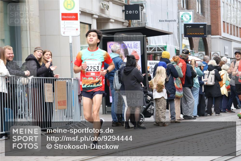 05.10.2025 - 20. swb-Marathon Bremen Strokosch-Dieckow http://msf.ph/oto/9294444 05.10.2025 12:50:48 Ziel 369, 426, 569, 746, 1063, 1070, 1372, 1928, 2253, 3198, 369, 426, 569, 746, 1063, 1070, 1372, 1928, 2253, 3198 meine-sportfotos.de