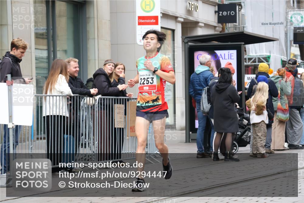 05.10.2025 - 20. swb-Marathon Bremen Strokosch-Dieckow http://msf.ph/oto/9294447 05.10.2025 12:50:48 Ziel 369, 426, 569, 746, 1063, 1070, 1372, 1928, 2253, 3198, 369, 426, 569, 746, 1063, 1070, 1372, 1928, 2253, 3198 meine-sportfotos.de