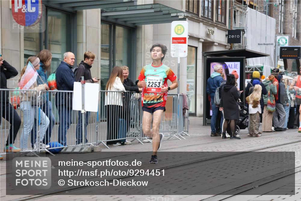 05.10.2025 - 20. swb-Marathon Bremen Strokosch-Dieckow http://msf.ph/oto/9294451 05.10.2025 12:50:49 Ziel 369, 426, 569, 746, 1063, 1070, 1372, 1928, 2253, 3198, 369, 426, 569, 746, 1063, 1070, 1372, 1928, 2253, 3198 meine-sportfotos.de