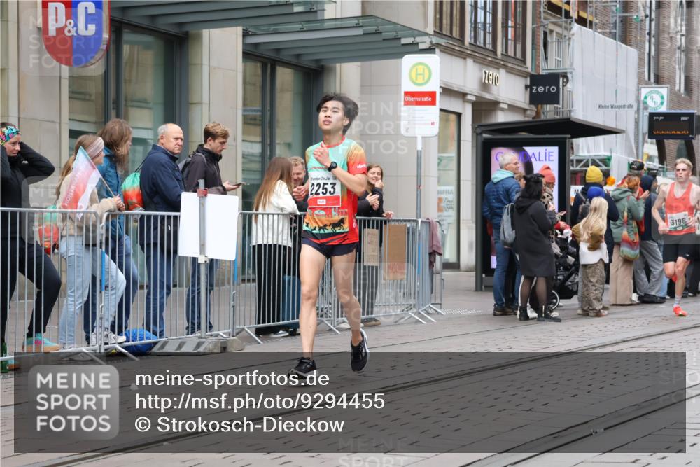 05.10.2025 - 20. swb-Marathon Bremen Strokosch-Dieckow http://msf.ph/oto/9294455 05.10.2025 12:50:49 Ziel 369, 426, 569, 746, 1063, 1070, 1372, 1928, 2253, 3198, 369, 426, 569, 746, 1063, 1070, 1372, 1928, 2253, 3198 meine-sportfotos.de