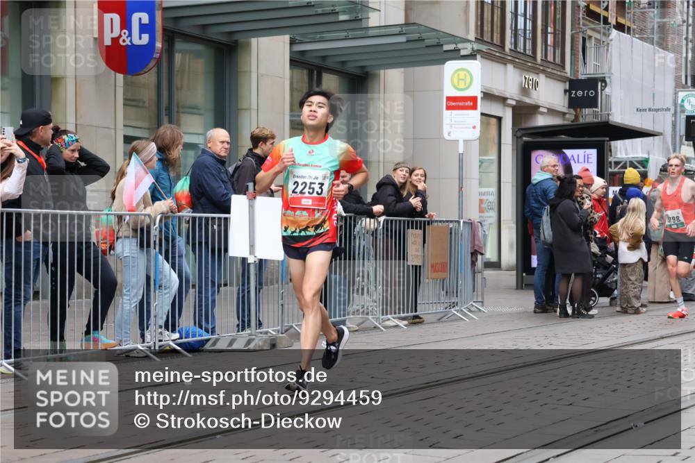 05.10.2025 - 20. swb-Marathon Bremen Strokosch-Dieckow http://msf.ph/oto/9294459 05.10.2025 12:50:49 Ziel 369, 426, 569, 746, 1063, 1070, 1372, 1928, 2253, 3198, 369, 426, 569, 746, 1063, 1070, 1372, 1928, 2253, 3198 meine-sportfotos.de
