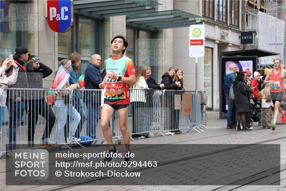 05.10.2025 - 20. swb-Marathon Bremen Strokosch-Dieckow http://msf.ph/oto/9294463 05.10.2025 12:50:49 Ziel 369, 426, 569, 746, 1063, 1070, 1372, 1928, 2253, 3198, 369, 426, 569, 746, 1063, 1070, 1372, 1928, 2253, 3198 meine-sportfotos.de