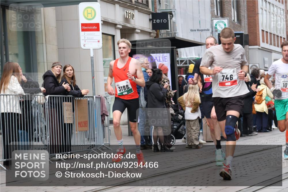 05.10.2025 - 20. swb-Marathon Bremen Strokosch-Dieckow http://msf.ph/oto/9294466 05.10.2025 12:50:50 Ziel 218, 369, 426, 569, 746, 1063, 1070, 1339, 1372, 1928, 2253, 3198, 5625, 218, 369, 426, 569, 746, 1063, 1070, 1339, 1372, 1928, 2253, 3198, 5625 meine-sportfotos.de