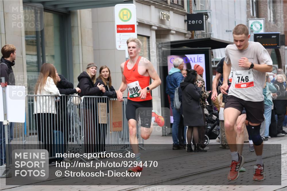 05.10.2025 - 20. swb-Marathon Bremen Strokosch-Dieckow http://msf.ph/oto/9294470 05.10.2025 12:50:50 Ziel 218, 369, 426, 569, 746, 1063, 1070, 1339, 1372, 1928, 2253, 3198, 5625, 218, 369, 426, 569, 746, 1063, 1070, 1339, 1372, 1928, 2253, 3198, 5625 meine-sportfotos.de