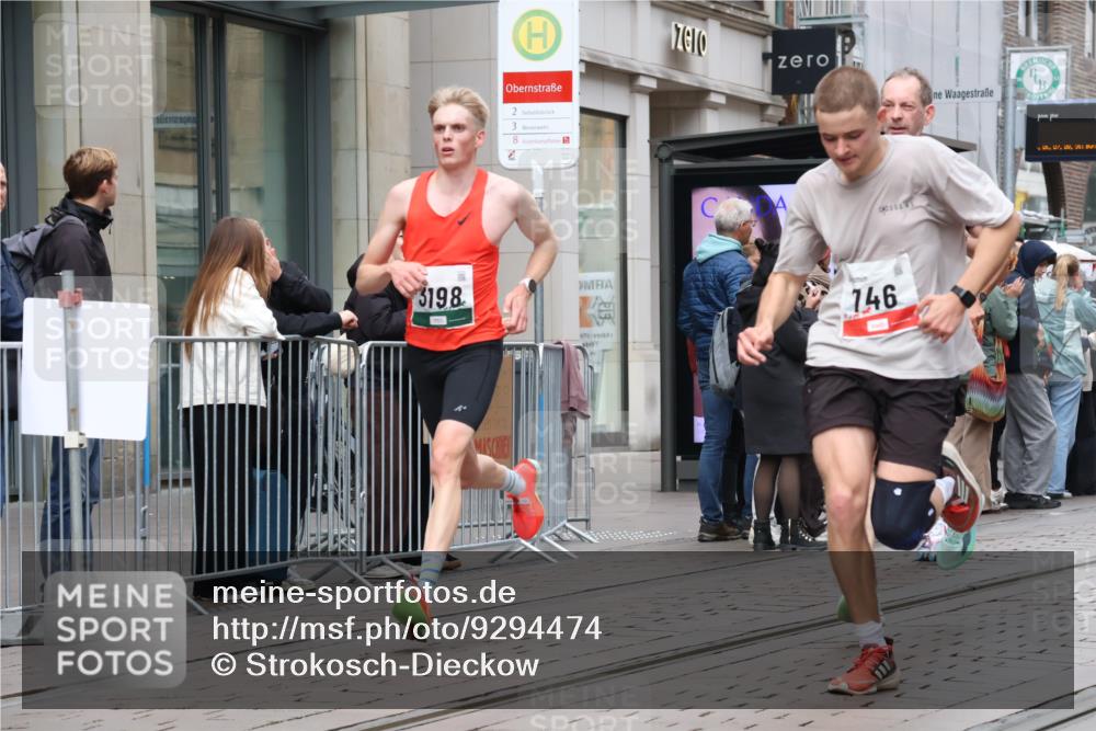 05.10.2025 - 20. swb-Marathon Bremen Strokosch-Dieckow http://msf.ph/oto/9294474 05.10.2025 12:50:51 Ziel 218, 369, 426, 569, 746, 1063, 1070, 1339, 1372, 1928, 2253, 3198, 5625, 218, 369, 426, 569, 746, 1063, 1070, 1339, 1372, 1928, 2253, 3198, 5625 meine-sportfotos.de