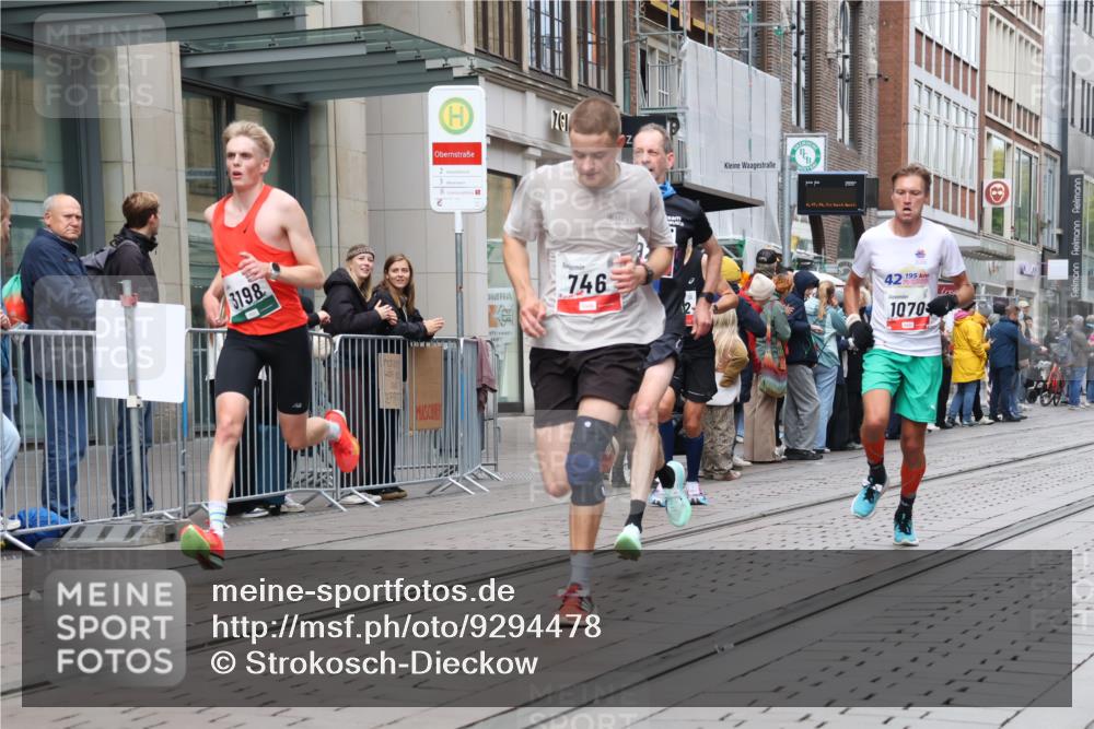 05.10.2025 - 20. swb-Marathon Bremen Strokosch-Dieckow http://msf.ph/oto/9294478 05.10.2025 12:50:51 Ziel 218, 369, 426, 569, 746, 1063, 1070, 1339, 1372, 1928, 2253, 3198, 5625, 218, 369, 426, 569, 746, 1063, 1070, 1339, 1372, 1928, 2253, 3198, 5625 meine-sportfotos.de