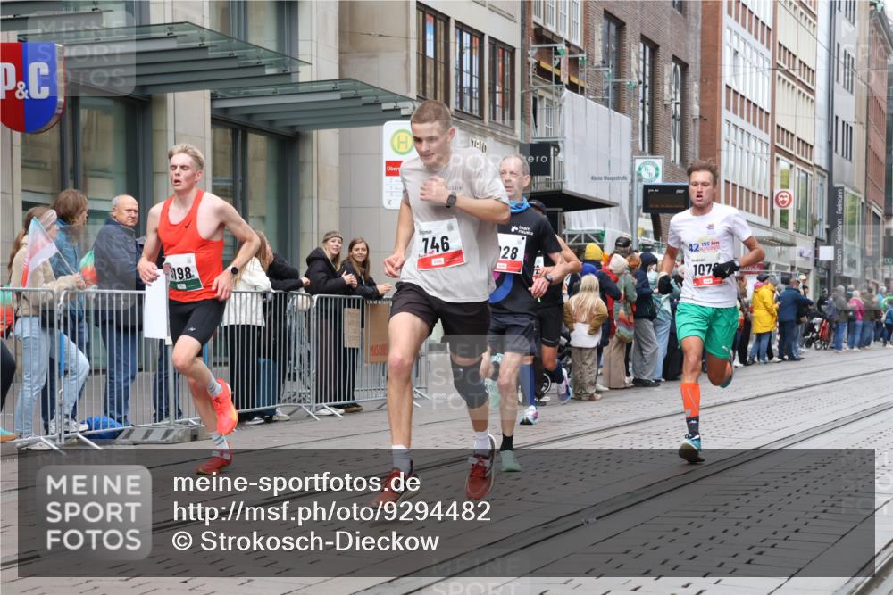 05.10.2025 - 20. swb-Marathon Bremen Strokosch-Dieckow http://msf.ph/oto/9294482 05.10.2025 12:50:51 Ziel 218, 369, 426, 569, 746, 1063, 1070, 1339, 1372, 1928, 2253, 3198, 5625, 218, 369, 426, 569, 746, 1063, 1070, 1339, 1372, 1928, 2253, 3198, 5625 meine-sportfotos.de