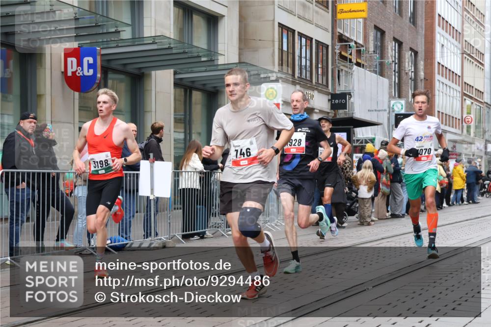 05.10.2025 - 20. swb-Marathon Bremen Strokosch-Dieckow http://msf.ph/oto/9294486 05.10.2025 12:50:51 Ziel 218, 369, 426, 569, 746, 1063, 1070, 1339, 1372, 1928, 2253, 3198, 5625, 218, 369, 426, 569, 746, 1063, 1070, 1339, 1372, 1928, 2253, 3198, 5625 meine-sportfotos.de