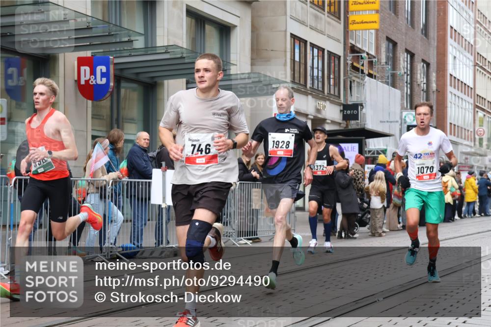 05.10.2025 - 20. swb-Marathon Bremen Strokosch-Dieckow http://msf.ph/oto/9294490 05.10.2025 12:50:52 Ziel 218, 369, 426, 746, 1063, 1070, 1339, 1372, 1928, 2253, 3198, 5625, 218, 369, 426, 746, 1063, 1070, 1339, 1372, 1928, 2253, 3198, 5625 meine-sportfotos.de