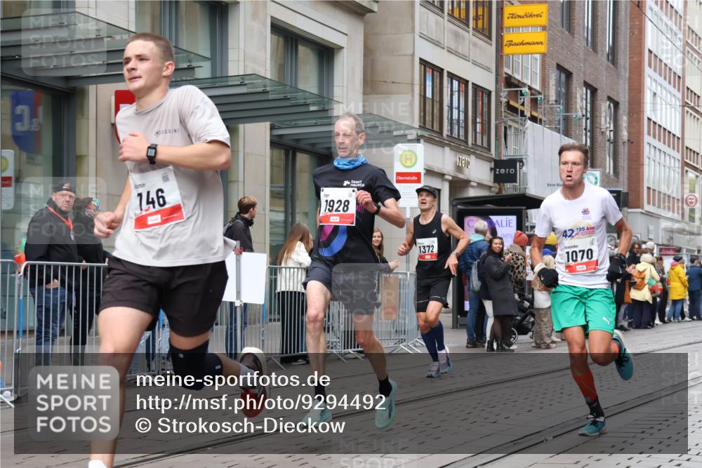 05.10.2025 - 20. swb-Marathon Bremen Strokosch-Dieckow http://msf.ph/oto/9294492 05.10.2025 12:50:52 Ziel 218, 369, 426, 746, 1063, 1070, 1339, 1372, 1928, 2253, 3198, 5625, 218, 369, 426, 746, 1063, 1070, 1339, 1372, 1928, 2253, 3198, 5625 meine-sportfotos.de