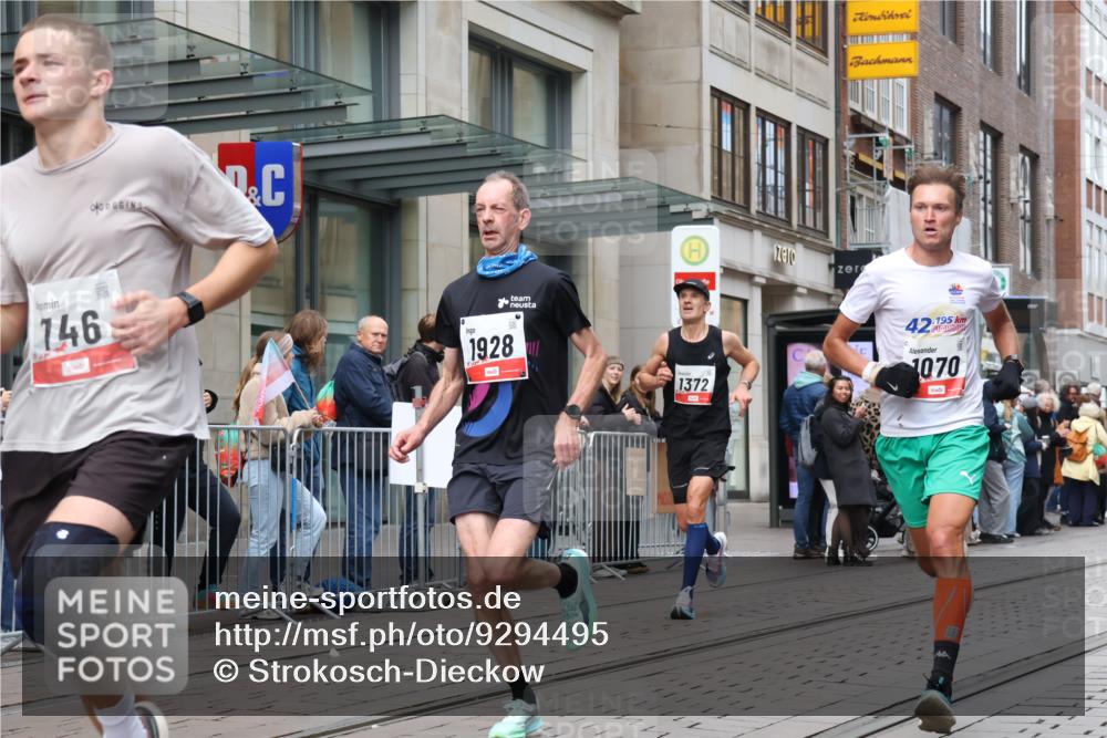 05.10.2025 - 20. swb-Marathon Bremen Strokosch-Dieckow http://msf.ph/oto/9294495 05.10.2025 12:50:52 Ziel 218, 369, 426, 746, 1063, 1070, 1339, 1372, 1928, 2253, 3198, 5625, 218, 369, 426, 746, 1063, 1070, 1339, 1372, 1928, 2253, 3198, 5625 meine-sportfotos.de