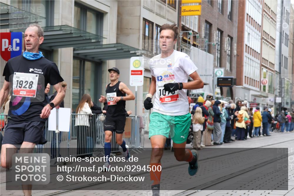 05.10.2025 - 20. swb-Marathon Bremen Strokosch-Dieckow http://msf.ph/oto/9294500 05.10.2025 12:50:53 Ziel 218, 369, 426, 746, 1063, 1070, 1339, 1372, 1928, 2253, 3198, 5625, 218, 369, 426, 746, 1063, 1070, 1339, 1372, 1928, 2253, 3198, 5625 meine-sportfotos.de
