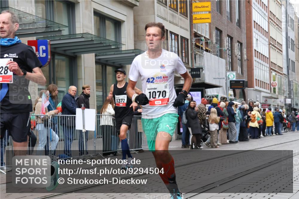 05.10.2025 - 20. swb-Marathon Bremen Strokosch-Dieckow http://msf.ph/oto/9294504 05.10.2025 12:50:53 Ziel 218, 369, 426, 746, 1063, 1070, 1339, 1372, 1928, 2253, 3198, 5625, 218, 369, 426, 746, 1063, 1070, 1339, 1372, 1928, 2253, 3198, 5625 meine-sportfotos.de