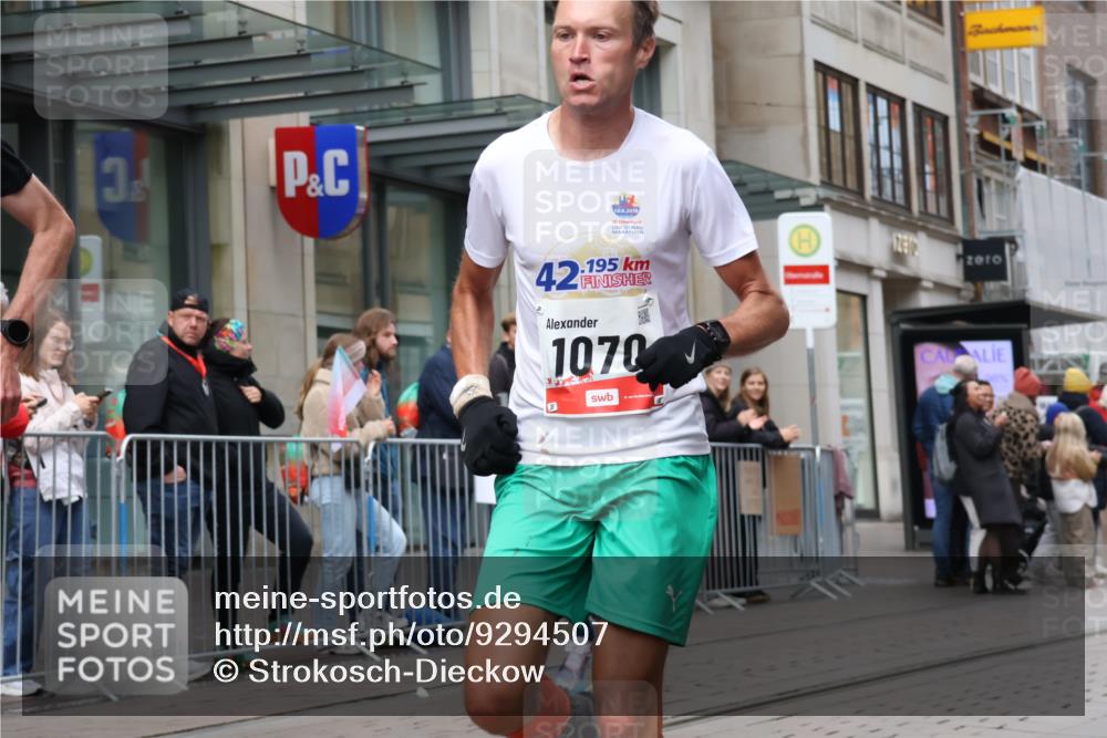 05.10.2025 - 20. swb-Marathon Bremen Strokosch-Dieckow http://msf.ph/oto/9294507 05.10.2025 12:50:53 Ziel 218, 369, 426, 746, 1063, 1070, 1339, 1372, 1928, 2253, 3198, 5625, 218, 369, 426, 746, 1063, 1070, 1339, 1372, 1928, 2253, 3198, 5625 meine-sportfotos.de