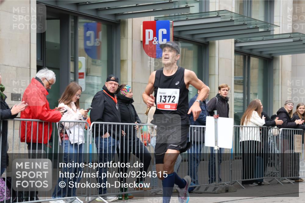 05.10.2025 - 20. swb-Marathon Bremen Strokosch-Dieckow http://msf.ph/oto/9294515 05.10.2025 12:50:54 Ziel 218, 369, 426, 746, 1070, 1339, 1372, 1928, 2253, 3198, 5625, 218, 369, 426, 746, 1070, 1339, 1372, 1928, 2253, 3198, 5625 meine-sportfotos.de