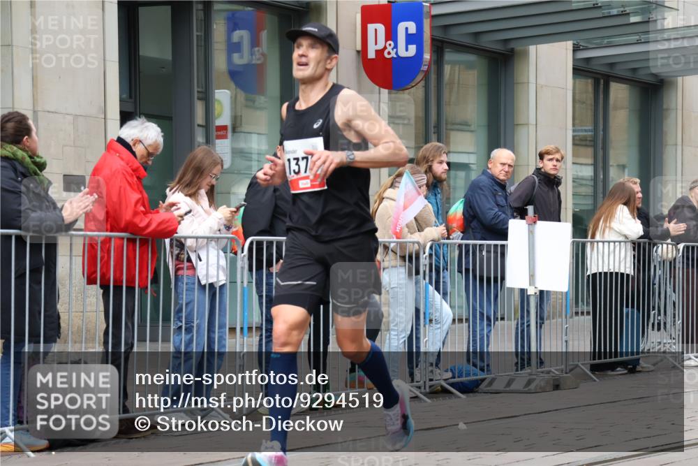 05.10.2025 - 20. swb-Marathon Bremen Strokosch-Dieckow http://msf.ph/oto/9294519 05.10.2025 12:50:54 Ziel 218, 369, 426, 746, 1070, 1339, 1372, 1928, 2253, 3198, 5625, 218, 369, 426, 746, 1070, 1339, 1372, 1928, 2253, 3198, 5625 meine-sportfotos.de