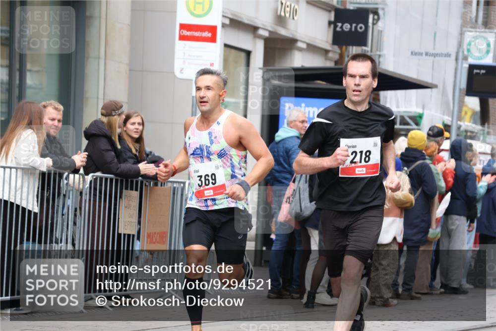 05.10.2025 - 20. swb-Marathon Bremen Strokosch-Dieckow http://msf.ph/oto/9294521 05.10.2025 12:51:06 Ziel 218, 369, 938, 1339, 1494, 1814, 1913, 5625, 8099, 218, 369, 938, 1339, 1494, 1814, 1913, 5625, 8099 meine-sportfotos.de