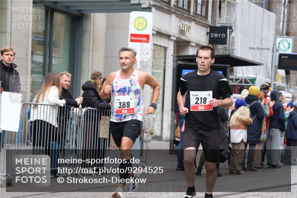 05.10.2025 - 20. swb-Marathon Bremen Strokosch-Dieckow http://msf.ph/oto/9294525 05.10.2025 12:51:06 Ziel 218, 369, 938, 1339, 1494, 1814, 1913, 5625, 8099, 218, 369, 938, 1339, 1494, 1814, 1913, 5625, 8099 meine-sportfotos.de