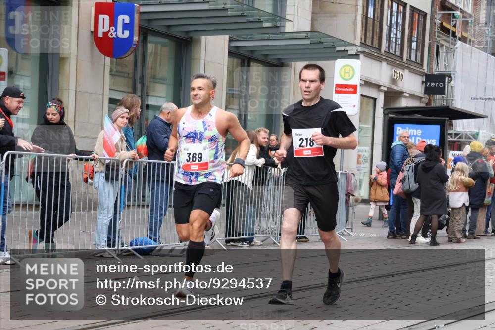 05.10.2025 - 20. swb-Marathon Bremen Strokosch-Dieckow http://msf.ph/oto/9294537 05.10.2025 12:51:07 Ziel 218, 369, 938, 1339, 1494, 1814, 1913, 5625, 8099, 218, 369, 938, 1339, 1494, 1814, 1913, 5625, 8099 meine-sportfotos.de