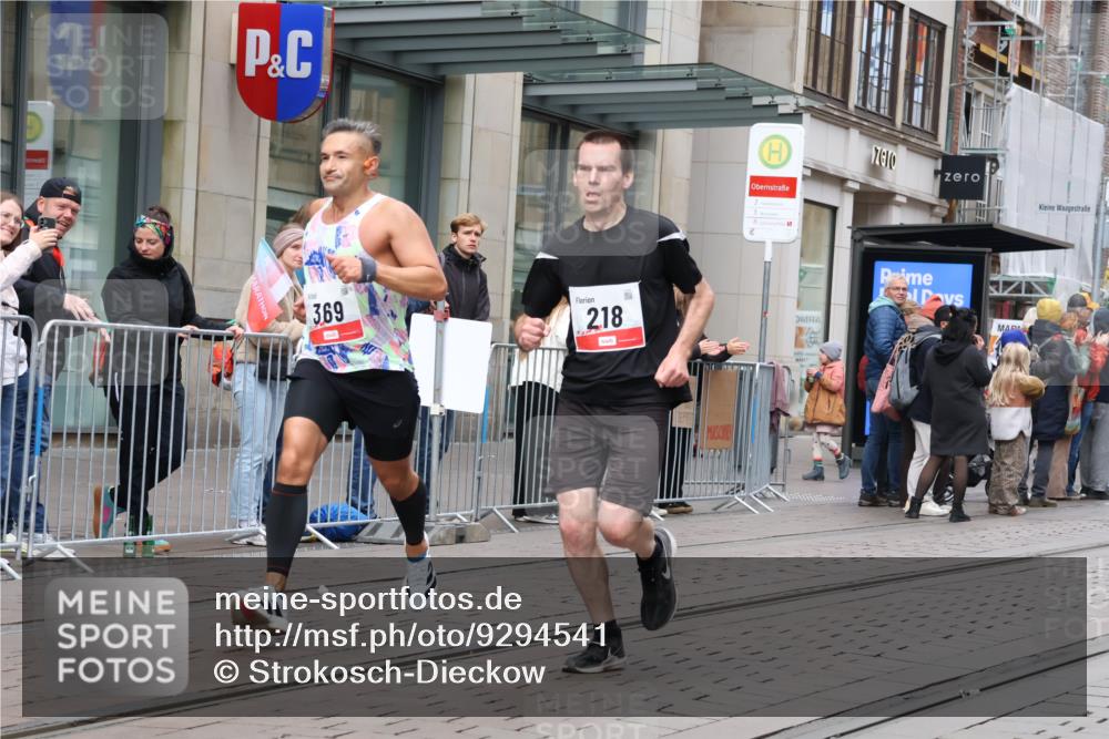 05.10.2025 - 20. swb-Marathon Bremen Strokosch-Dieckow http://msf.ph/oto/9294541 05.10.2025 12:51:07 Ziel 218, 369, 938, 1339, 1494, 1814, 1913, 5625, 8099, 218, 369, 938, 1339, 1494, 1814, 1913, 5625, 8099 meine-sportfotos.de