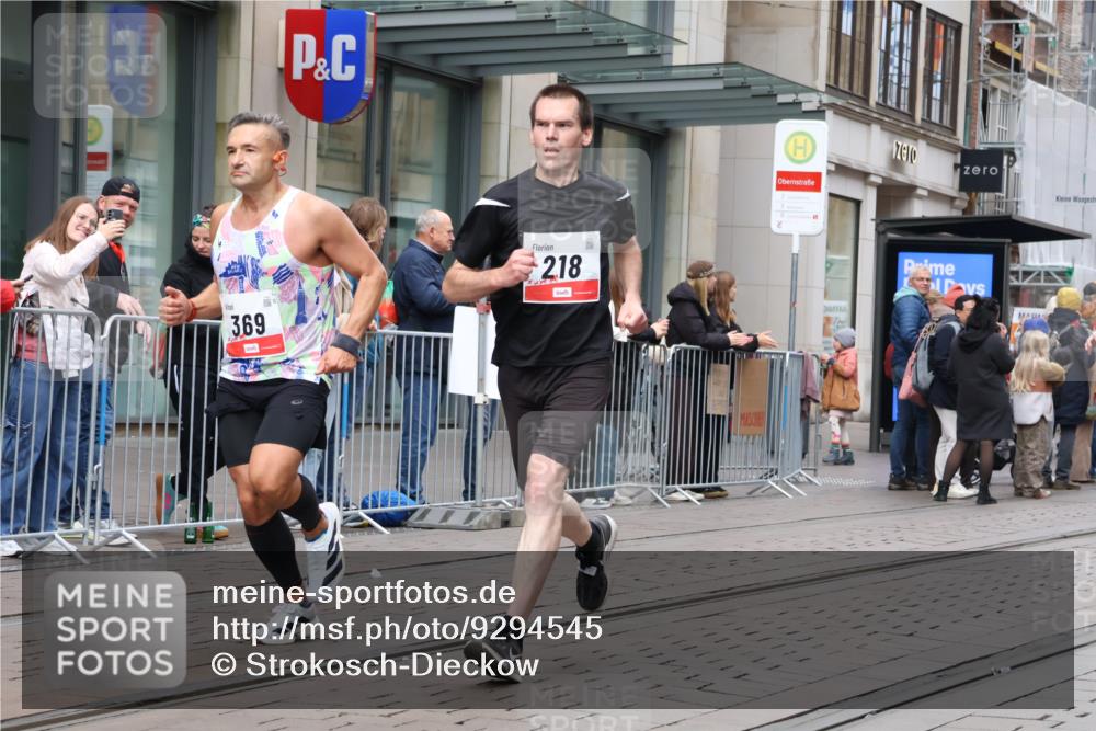 05.10.2025 - 20. swb-Marathon Bremen Strokosch-Dieckow http://msf.ph/oto/9294545 05.10.2025 12:51:08 Ziel 218, 369, 938, 1339, 1494, 1814, 1913, 5625, 8099, 218, 369, 938, 1339, 1494, 1814, 1913, 5625, 8099 meine-sportfotos.de