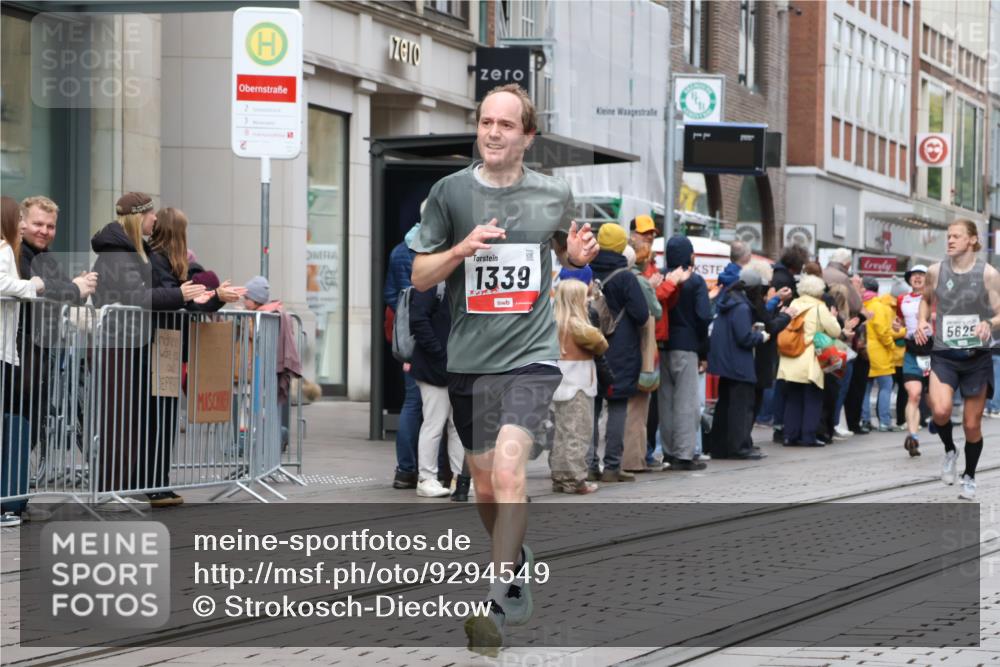 05.10.2025 - 20. swb-Marathon Bremen Strokosch-Dieckow http://msf.ph/oto/9294549 05.10.2025 12:51:08 Ziel 218, 369, 938, 1339, 1494, 1814, 1913, 5625, 8099, 218, 369, 938, 1339, 1494, 1814, 1913, 5625, 8099 meine-sportfotos.de