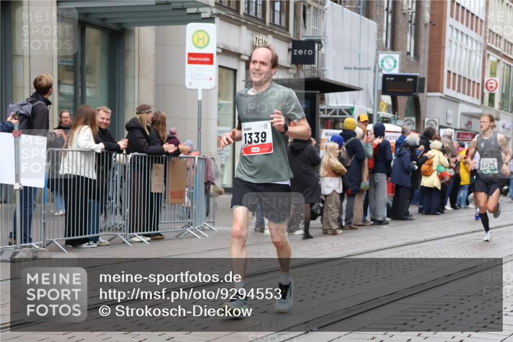 05.10.2025 - 20. swb-Marathon Bremen Strokosch-Dieckow http://msf.ph/oto/9294553 05.10.2025 12:51:09 Ziel 218, 369, 938, 1339, 1494, 1814, 1913, 5625, 8099, 218, 369, 938, 1339, 1494, 1814, 1913, 5625, 8099 meine-sportfotos.de