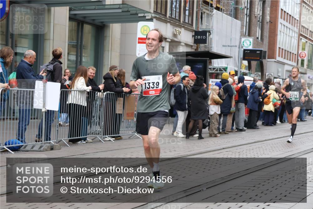 05.10.2025 - 20. swb-Marathon Bremen Strokosch-Dieckow http://msf.ph/oto/9294556 05.10.2025 12:51:09 Ziel 218, 369, 938, 1339, 1494, 1814, 1913, 5625, 8099, 218, 369, 938, 1339, 1494, 1814, 1913, 5625, 8099 meine-sportfotos.de