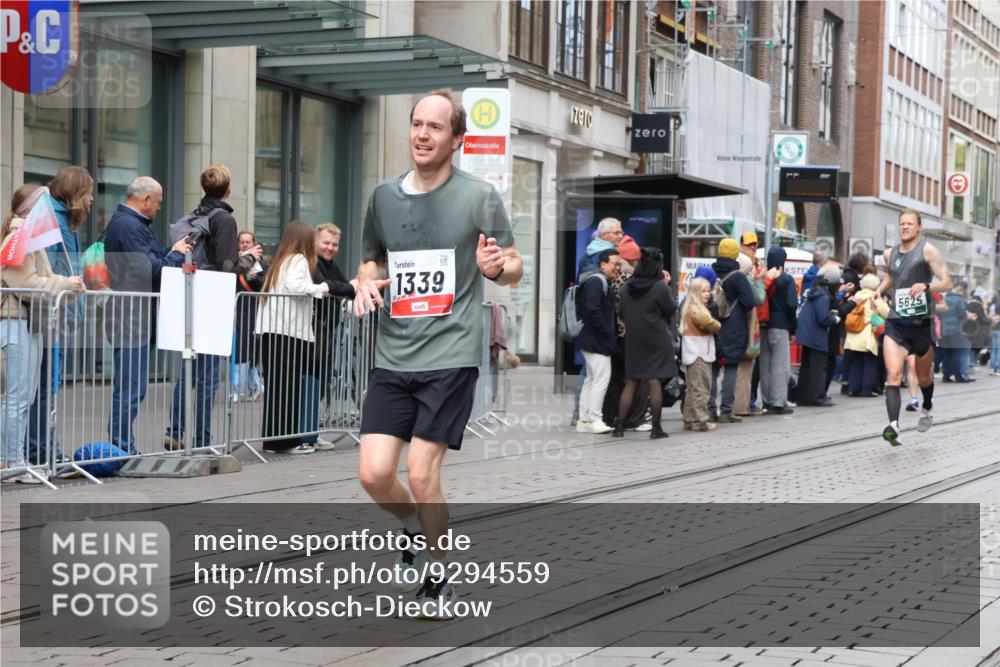 05.10.2025 - 20. swb-Marathon Bremen Strokosch-Dieckow http://msf.ph/oto/9294559 05.10.2025 12:51:09 Ziel 218, 369, 938, 1339, 1494, 1814, 1913, 5625, 8099, 218, 369, 938, 1339, 1494, 1814, 1913, 5625, 8099 meine-sportfotos.de