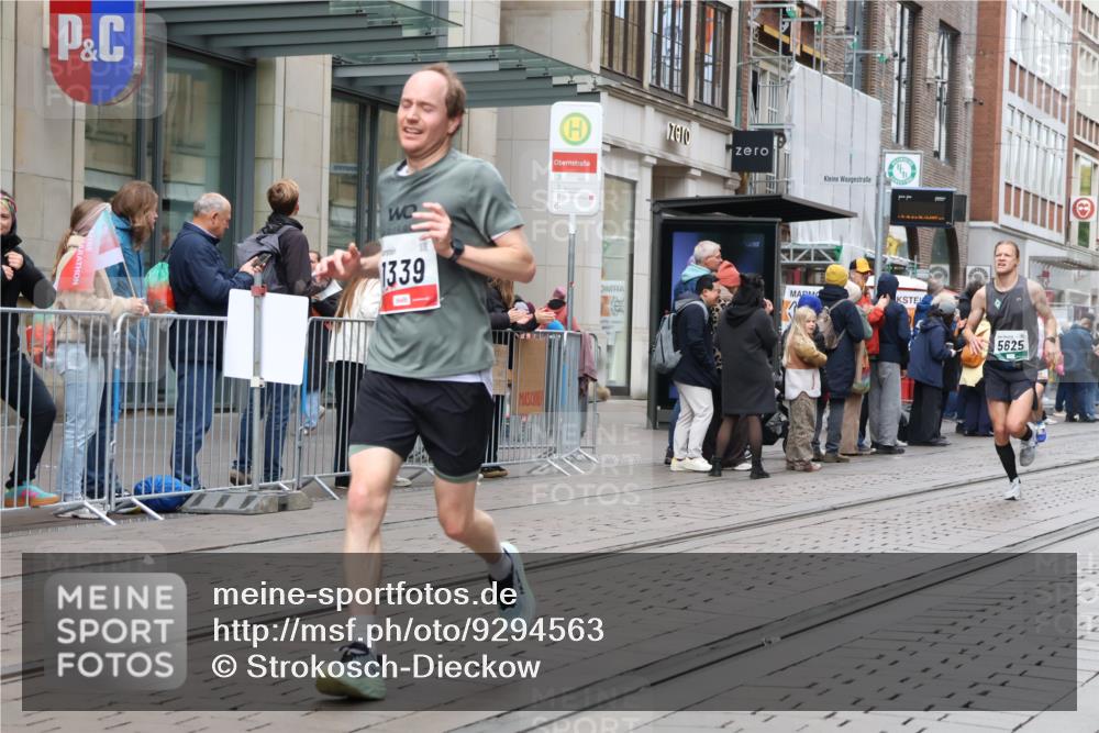 05.10.2025 - 20. swb-Marathon Bremen Strokosch-Dieckow http://msf.ph/oto/9294563 05.10.2025 12:51:09 Ziel 218, 369, 938, 1339, 1494, 1814, 1913, 5625, 8099, 218, 369, 938, 1339, 1494, 1814, 1913, 5625, 8099 meine-sportfotos.de